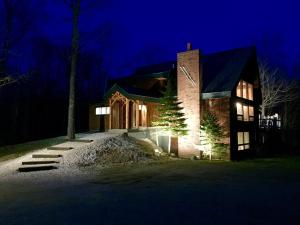 ein Haus bei Nacht mit eingeschaltetem Licht in der Unterkunft Cedarwalk in Killington