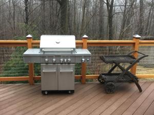 ein Grill und ein Wagen auf einem Deck in der Unterkunft Cedarwalk in Killington