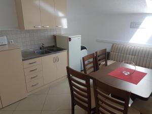 Kuchyň nebo kuchyňský kout v ubytování Hostel Tuba + 37 fotografií