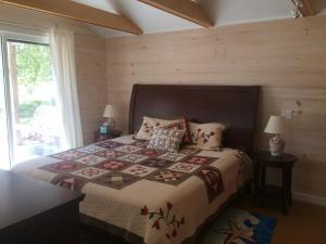 מיטה או מיטות בחדר ב-Acadia Ocean Front Garden Cottages