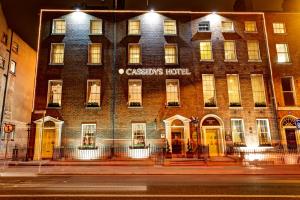 duży ceglany budynek z napisem w obiekcie Cassidys Hotel w Dublinie