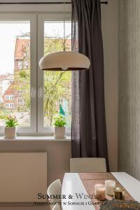 Ένα ή περισσότερα κρεβάτια σε δωμάτιο στο Family Luxury Green Apartment 1-6, 2 sypialnie i studio, 52 m2, SUMMERWINTER Brand