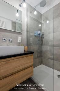 グダニスクにあるFamily Luxury Green Apartment 1-6, 2 sypialnie i studio, 52 m2のバスルーム(バスタブ、シンク、シャワー付)