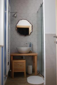 bagno con lavandino e doccia in vetro di Casa Polly B&B a Grottammare