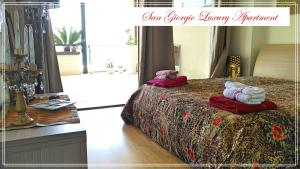 Posteľ alebo postele v izbe v ubytovaní San Giorgio Luxury Apartment Taormina-Panoramic Pool & Parking Space