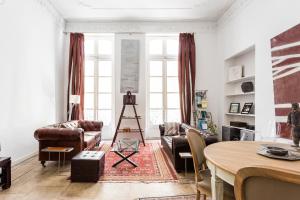 sala de estar con mesa y sillas en Le colonial, en Montpellier
