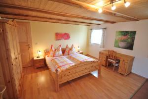 1 dormitorio con cama, mesa y escritorio en Obst & Gästehof Brandl, en Hartmannsdorf