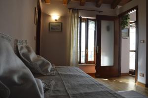 En eller flere senge i et værelse på I Tigli di Altavilla