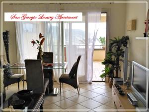 Televízia a/alebo spoločenská miestnosť v ubytovaní San Giorgio Luxury Apartment Taormina-Panoramic Pool & Parking Space