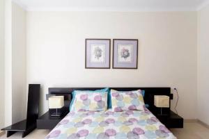 1 dormitorio con 1 cama con 2 cuadros en la pared en Apartamento La Salle, en Santa Cruz de Tenerife