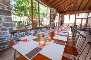 Un restaurante o sitio para comer en Hotel Rural La Bolera