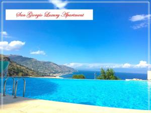 タオルミーナにあるSan Giorgio Luxury Apartment Taormina-Panoramic Pool & Parking Spaceのスイミングプールから海の景色を望めます。