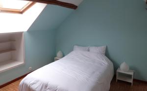 מיטה או מיטות בחדר ב-La petite maison de Lilou