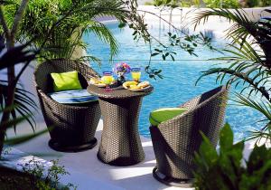 una mesa y sillas en un patio cerca del agua en Silver Palms Inn, en Key West
