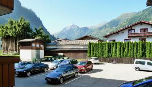 un groupe de voitures garées sur un parking dans l'établissement Studio Hanna, à Kaprun