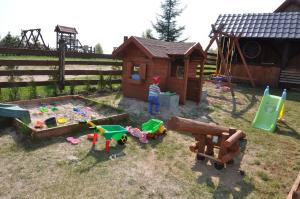 Children's play area sa Mazurek Pokoje do wynajęcia