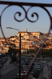 widok na miasto z samochodami zaparkowanymi na ulicy w obiekcie Guest House Santa Clara w mieście Coimbra