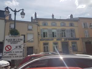 une rue avec des voitures garées devant un bâtiment dans l'établissement Appartement Mayolles, à Épinal