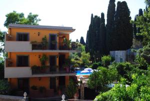 Residence Villa Il Glicine veya yakınında bir havuz manzarası