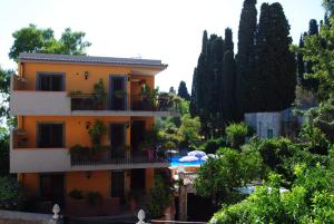 Afbeelding uit fotogalerij van Residence Villa Il Glicine in Taormina