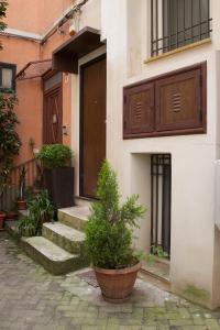 un edificio con una puerta y algunas macetas en Duomo Suite en Caltanissetta