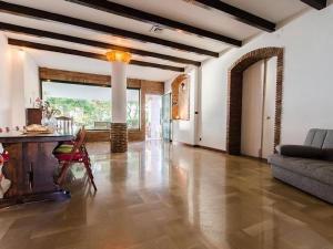 シラクーサにあるVilla Mazzeiのテーブルとソファのある広いリビングルーム
