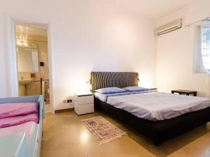 シラクーサにあるVilla Mazzeiの大きなベッドと鏡のある寝室