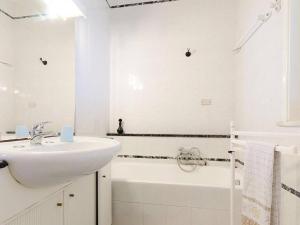 シラクーサにあるVilla Mazzeiの洗面台とバスタブのある白いバスルーム