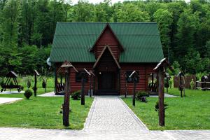 um pequeno chalé de madeira com um telhado verde em Orlyne Gnizdo em Chernivtsi