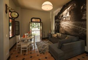 モヘチスにあるCasa da Estacao - Não é hotel, não é pousada é a casa mais charmosa de Morretes!のソファとテーブルのあるリビングルーム