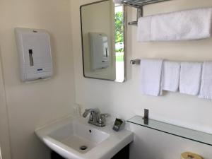 
a bathroom with two sinks and a mirror at Lord Nelson Motel in Kingston

