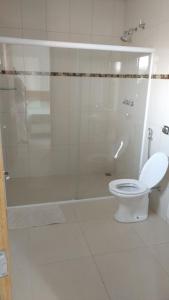 ein Bad mit einem WC und einer Glasdusche in der Unterkunft Hotel Paulista in São José do Rio Pardo