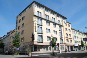 un grand bâtiment avec un panneau sur son côté dans l'établissement Trip Inn Hotel Zum Riesen Hanau, à Hanau