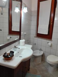 テウラーダにあるB&B Su Briglioniのバスルーム(洗面台、トイレ、鏡付)