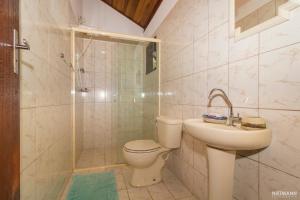 Un baño con inodoro, lavabo y ducha. en Pousada da Oma, en Cunha 128 fotos más