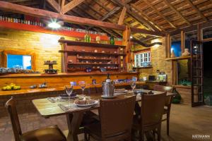 Un comedor con mesa y sillas de madera. en Pousada da Oma, en Cunha