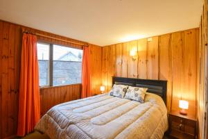 Una cama o camas en una habitación de Cabañas Neuquen