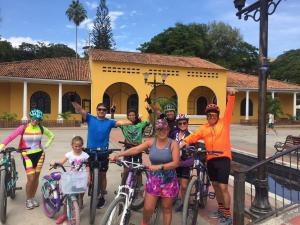 a group of people posing for a picture with their bikes at Econilonatural in Anapoima