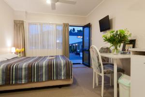 Postel nebo postele na pokoji v ubytování Outrigger Motel