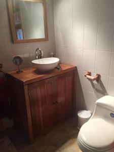 een badkamer met een wastafel en een toilet bij Casa Playa in Navidad
