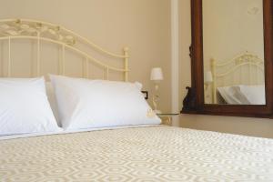 ナポリにあるResidenza Borbonicaのベッドルーム(白いベッド1台、鏡付)
