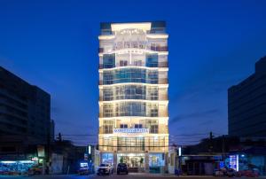 Un grand bâtiment avec un panneau en haut dans l'établissement Romeliess Hotel, à Vung Tau
