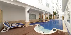Romeliess Hotel في فنغ تاو: مسبح الفندق بالكرسي والفيو