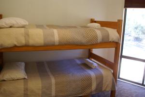 Dviaukštė lova arba lovos apgyvendinimo įstaigoje Twin Falls Bush Cottages