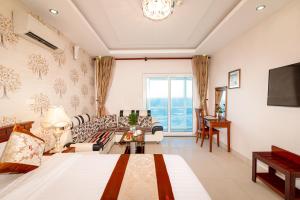 Romeliess Hotel في فنغ تاو: غرفة معيشة كبيرة مع أريكة وتلفزيون