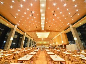 une grande salle à manger avec des tables et des chaises dans l'établissement Kussharo Prince Hotel, à Teshikaga