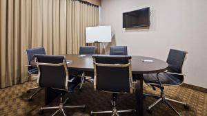 una sala de conferencias con mesa y sillas en Best Western Plus Fergus Hotel, en Fergus