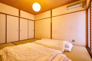 Postel nebo postele na pokoji v ubytování Guesthouse Nijo Fukuro-Tei