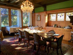 comedor grande con mesa y sillas en Prior Castle Inn en Victoria