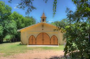 a church with a large brown garage with a steeple at Rarumpelpunzeldornaschenwittchen in Fredericksburg